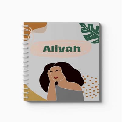 دفتر سلك حلزوني ٦٠ ورقة مقاس A5، لتسجيل الملاحظات وتدوين التذكيرات، بغلاف من الورق المقوى بتصميم اسم عاليه بالإنجليزية