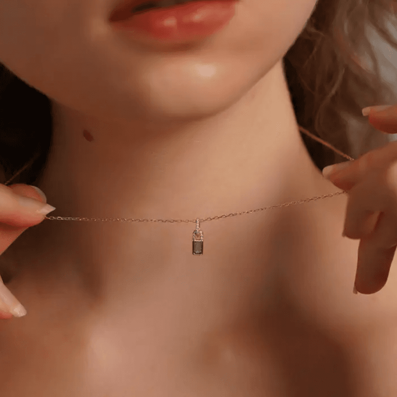 سلسلة ملطية بالذهب عيار 18 قيراط بكريستال حجر الراين الاخضر - تصميم الزمرد